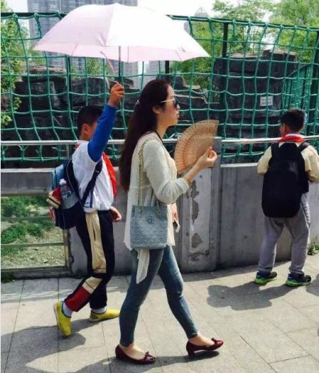 上海学生出游为老师打伞 上海学生出游为老师打伞
