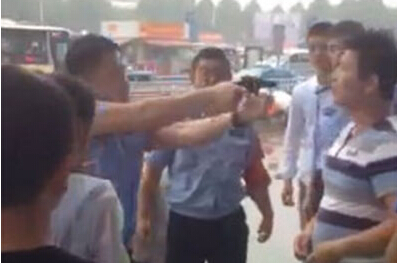 山东临沂警察拔枪指头